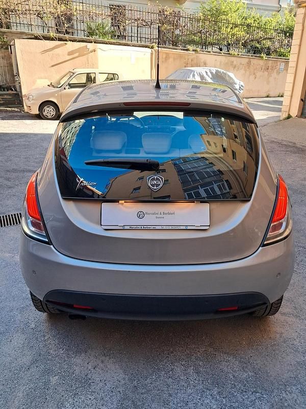 Usata Lancia Ypsilon Gold 69 CV (50 kW) 2015 Argento Utilitaria