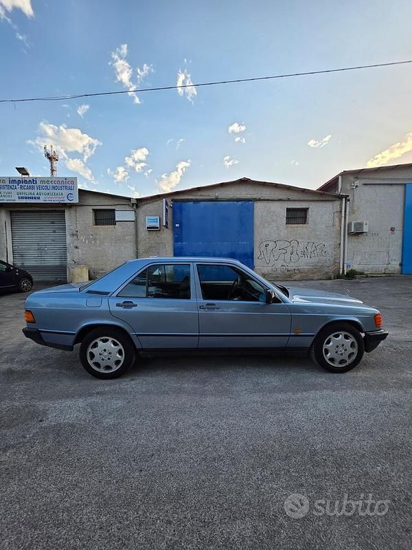 Usata Mercedes 190 122 CV (89 kW) 1987 Blu Berlina