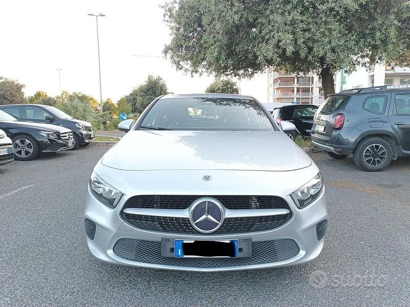 Grigio Usata 2019 Mercedes A180 Due volumi | 18.500 € - Immagine 1/4