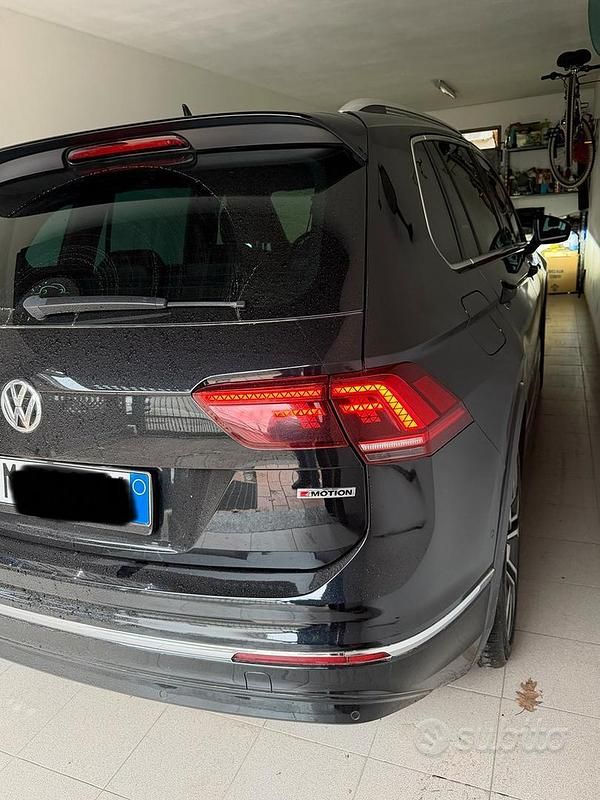 Usata VW Tiguan R-line 150 CV (110 kW) 2018 Nero SUV