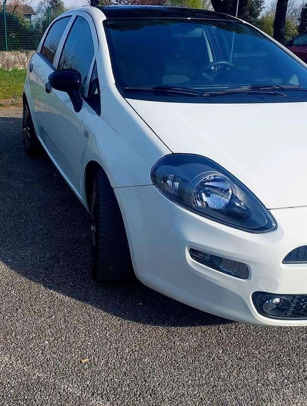 Usata Fiat Punto Young 77 CV (56 kW) 2016 Bianco Utilitaria