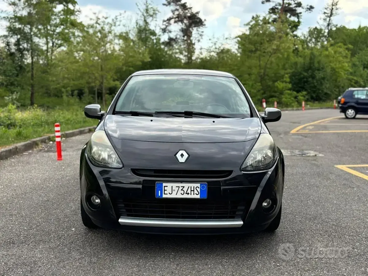 Gebraucht Renault Clio II Dynamique 101 PS (74 kW) 2011 Schwarz Limousine