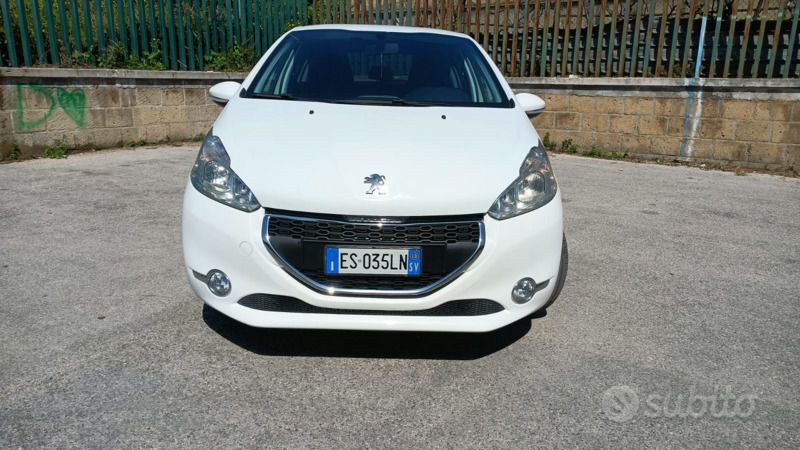 Bianco Usata 2013 Peugeot 208 Due volumi | 4700 € (Buon prezzo) - Immagine 1/4