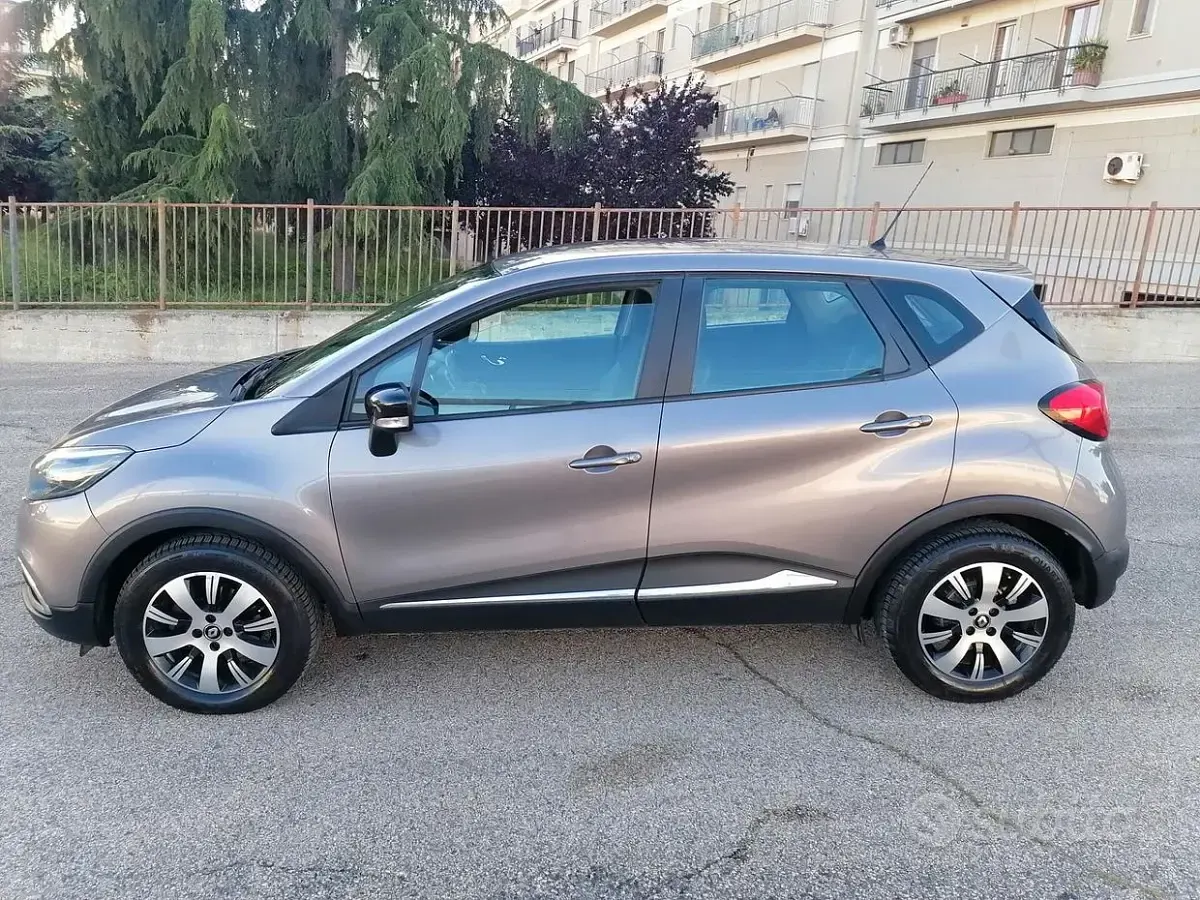 Usata Renault Captur Intens 90 CV (66 kW) 2017 Grigio SUV