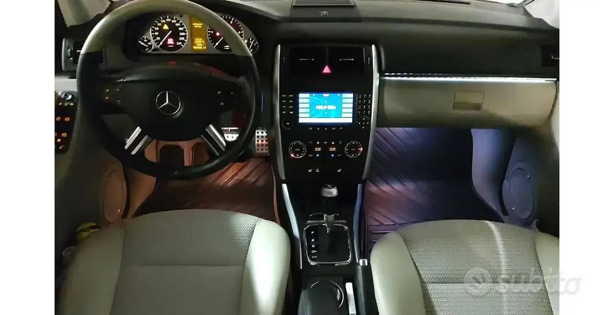 Usata Mercedes B200 140 CV (102 kW) 2006 Grigio Monovolume