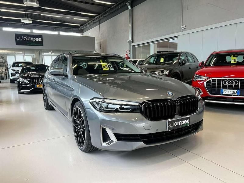 Skyscraper grey met. Usata 2023 BMW 530 Luxury Line Station wagon | 44.500 € (Buon prezzo) - Immagine 1/4