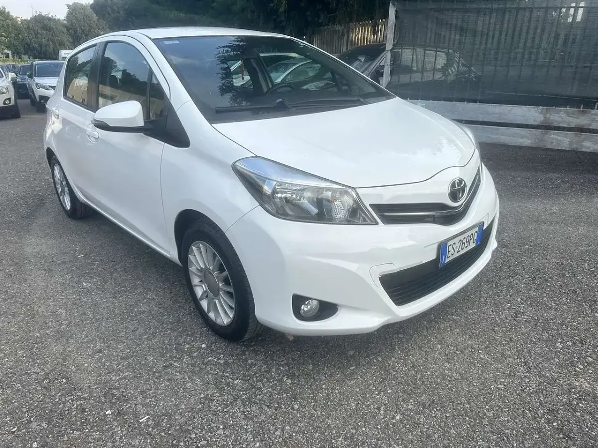 Usata Toyota Yaris Lounge 69 CV (50 kW) 2013 Bianco Utilitaria