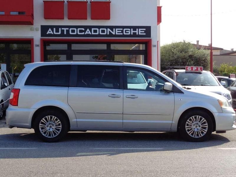 Argento Usata 2012 Lancia Voyager Monovolume | 15.950 € (Cara) - Immagine 1/4