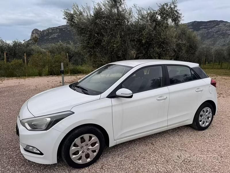 Usata Hyundai i20 GO! 74 CV (54 kW) 2016 Bianco Berlina