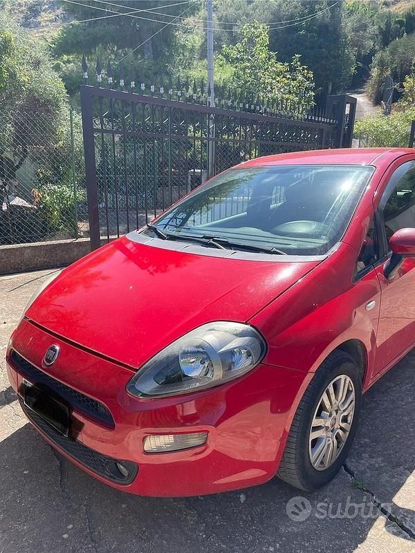 Rosso Usata 2013 Fiat Grande Punto Lounge Due volumi | 3500 € (Ottimo prezzo) - Immagine 1/4