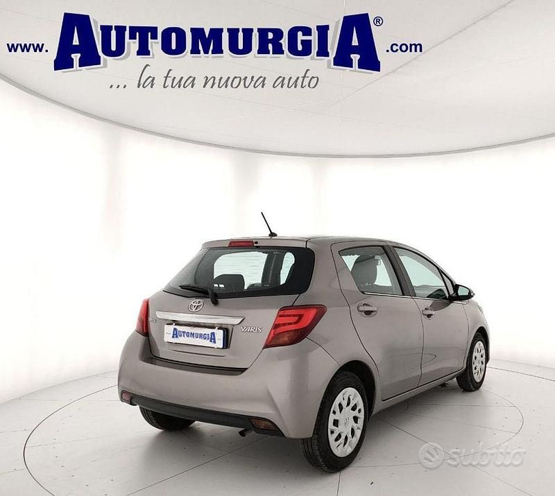 Usata Toyota Yaris Lounge 69 CV (50 kW) 2015 Beige(met.) Berlina