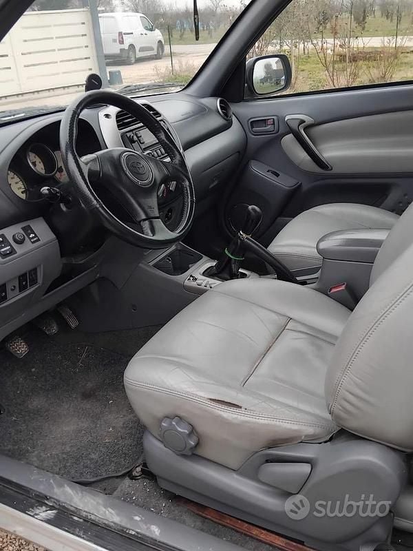 Usata Toyota RAV4 116 CV (85 kW) 2002 Grigio SUV