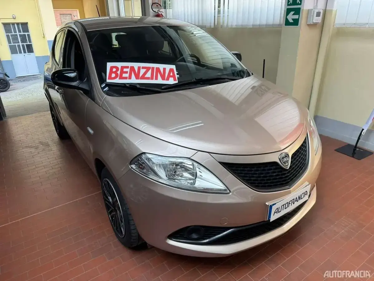 Usata Lancia Ypsilon Gold 68 CV (50 kW) 2020 Beige Utilitaria
