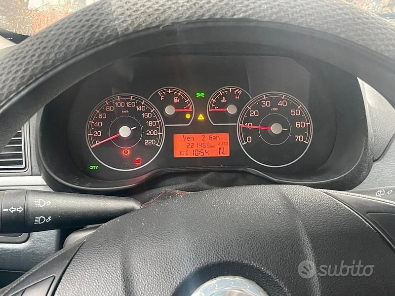 Nero Usata 2007 Fiat Grande Punto Dynamic Due volumi | 3000 € (Buon prezzo) - Immagine 1/4