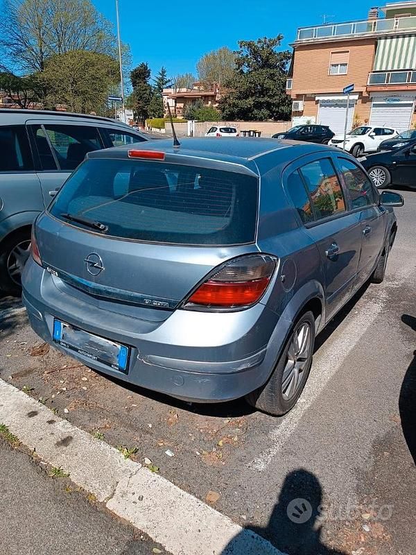 Käytetty Opel Astra 60 HP (44 kW) 2007 Harmaa Sedan