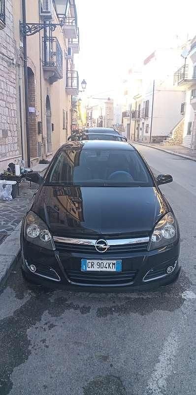 Nero Usata 2005 Opel Astra GTC Sport Berlina | 1700 € (Buon prezzo) - Immagine 1/4