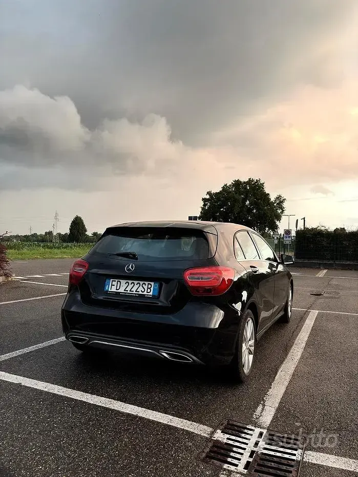 Usata Mercedes A180 109 CV (80 kW) 2016 Nero Utilitaria