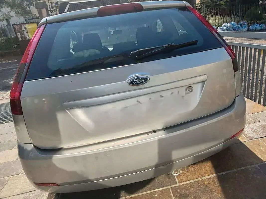 Usata Ford Fiesta Ghia 75 CV (55 kW) 2005 Grigio Utilitaria