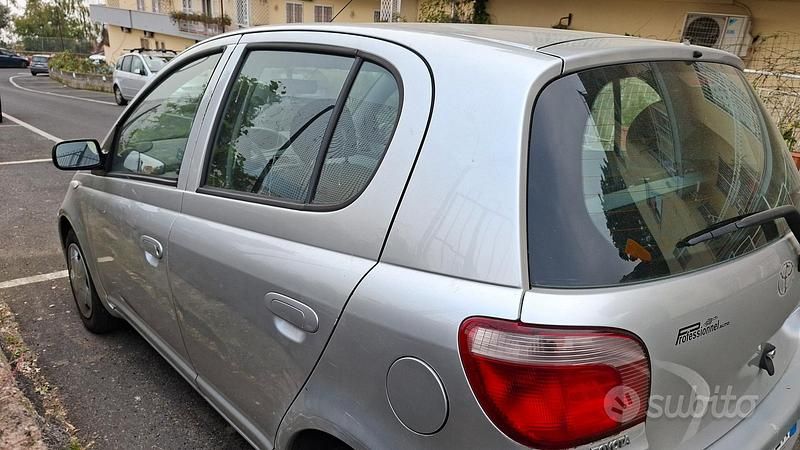 Usata Toyota Yaris Sol 68 CV (50 kW) 2002 Grigio Berlina