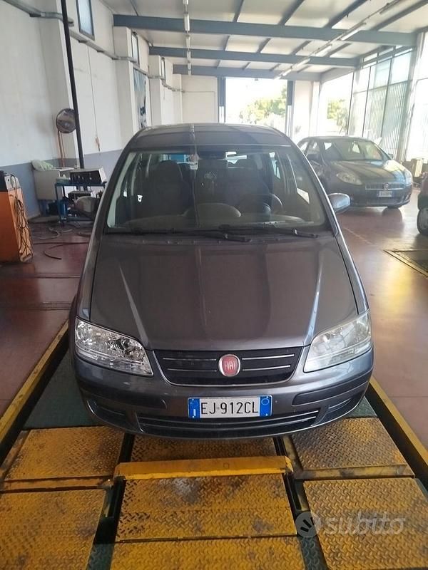 Grigio Usata 2011 Fiat Idea Monovolume | 4500 € (Molto cara) - Immagine 1/4