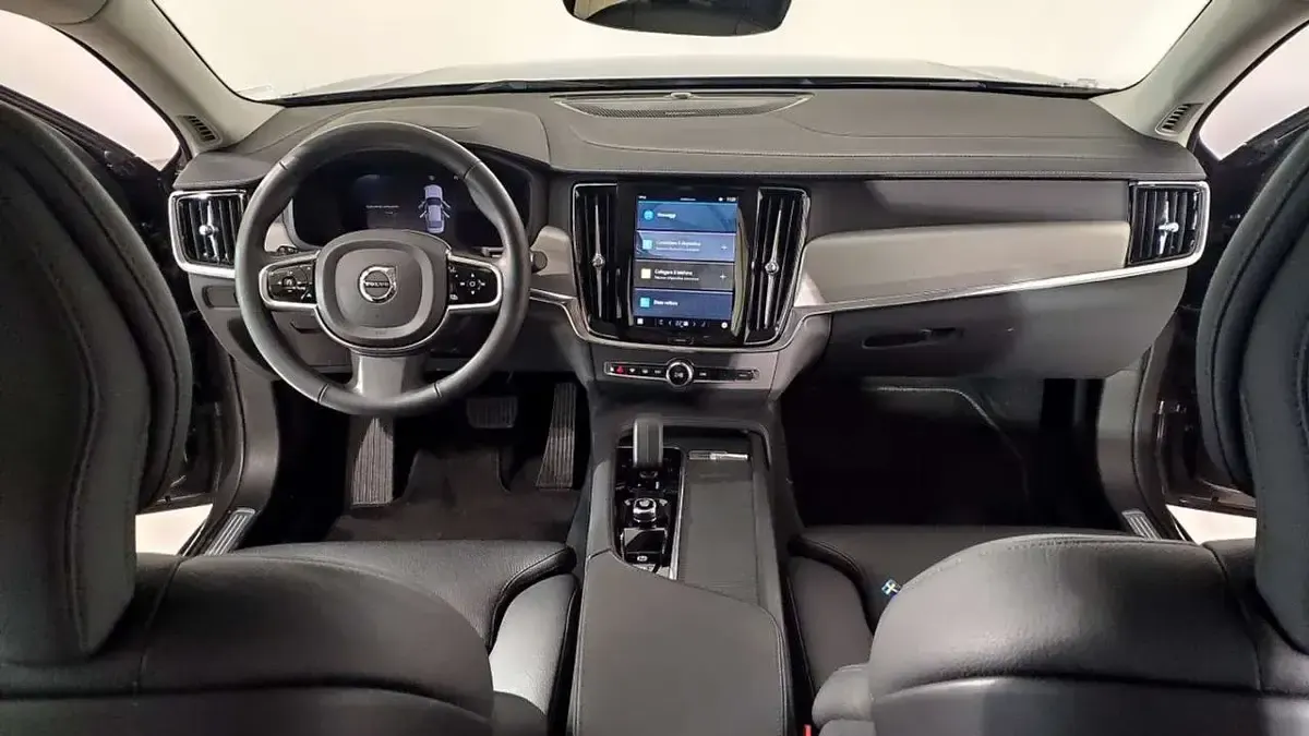 Usata Volvo S90 Plus 235 CV (172 kW) 2025 Platinum grey metallizzato Berlina