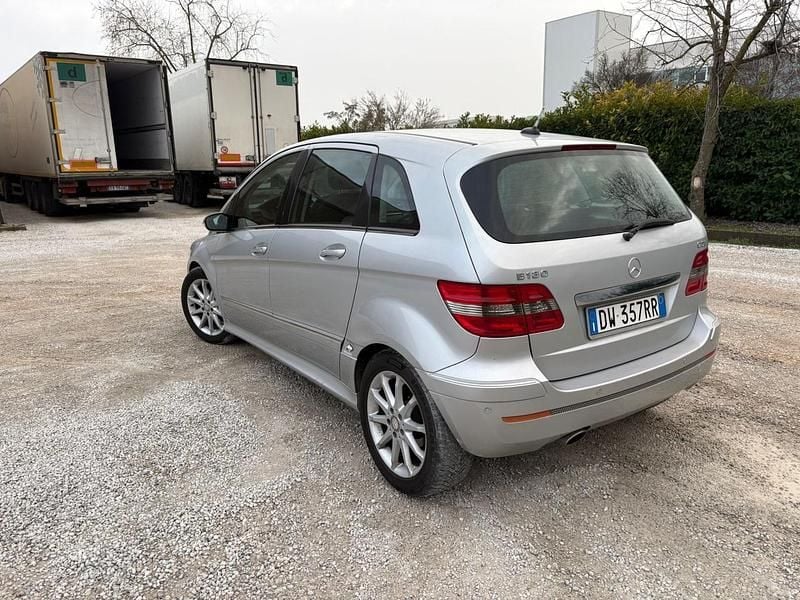 Usata Mercedes B180 Chrome 108 CV (79 kW) 2009 Argento Monovolume