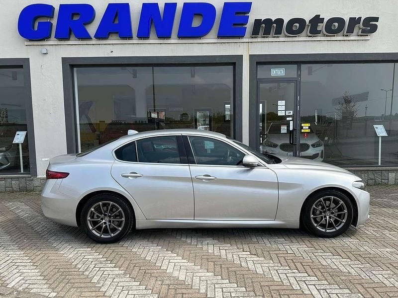 Usata Alfa Romeo Giulia 150 CV (110 kW) 2017 Agento metallizzato Berlina