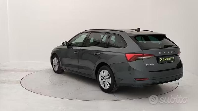 Usata Skoda Octavia Executive 116 CV (85 kW) 2022 Grigio Station wagon