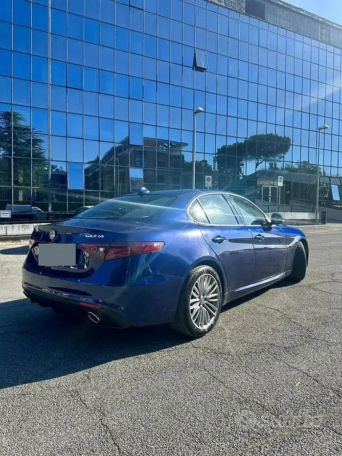 Usata Alfa Romeo Giulia 150 CV (110 kW) 2017 Bluazzurro Berlina
