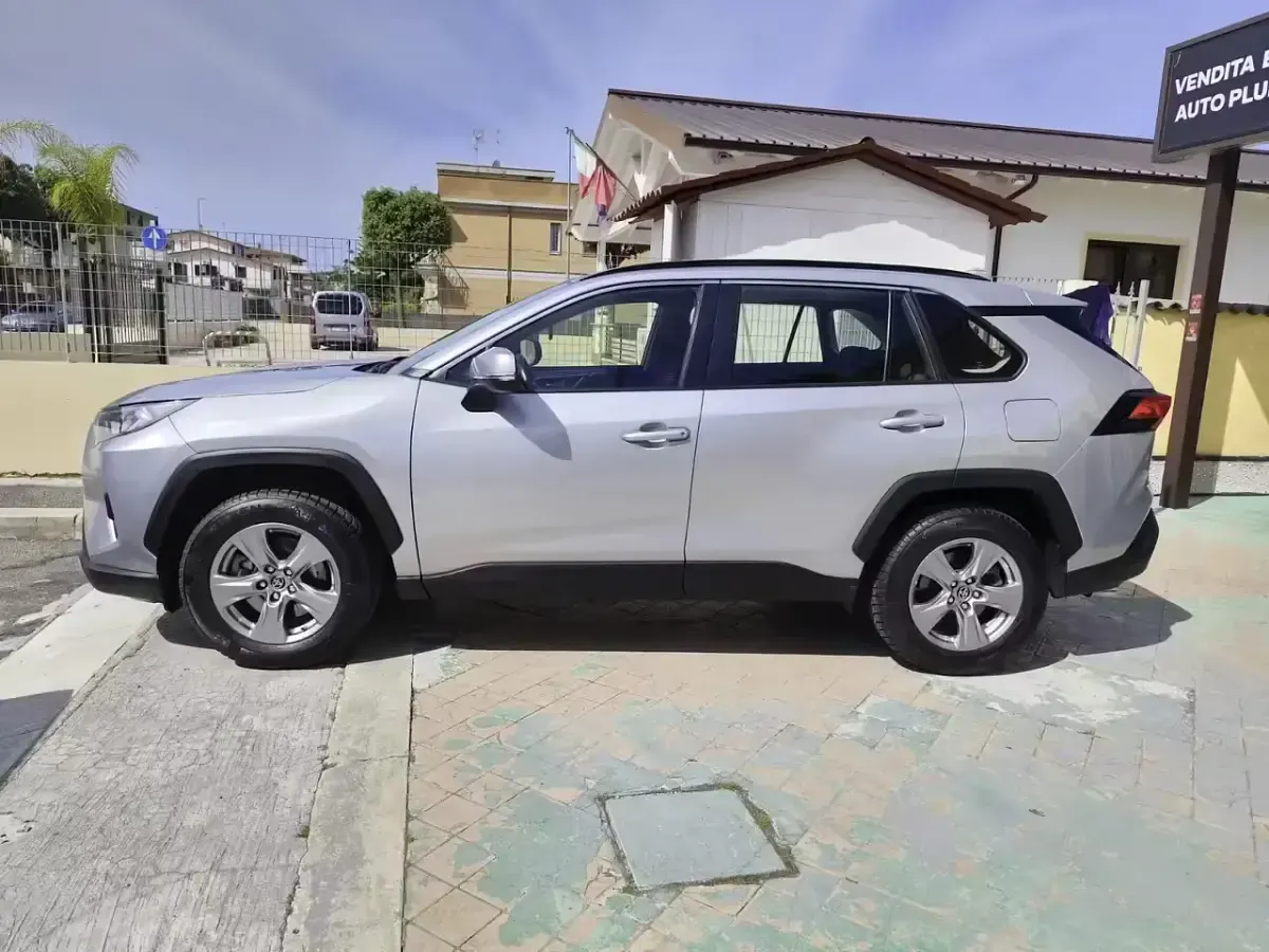 Usata Toyota RAV4 Hybrid Business Edition 178 CV (130 kW) 2022 Argento SUV