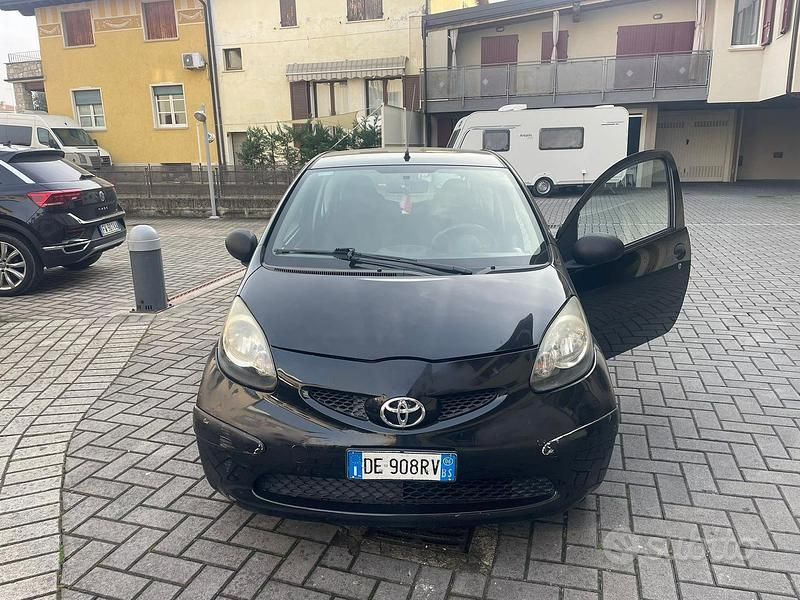 Nero Usata 2006 Toyota Aygo Due volumi | 1300 € (Ottimo prezzo) - Immagine 1/4