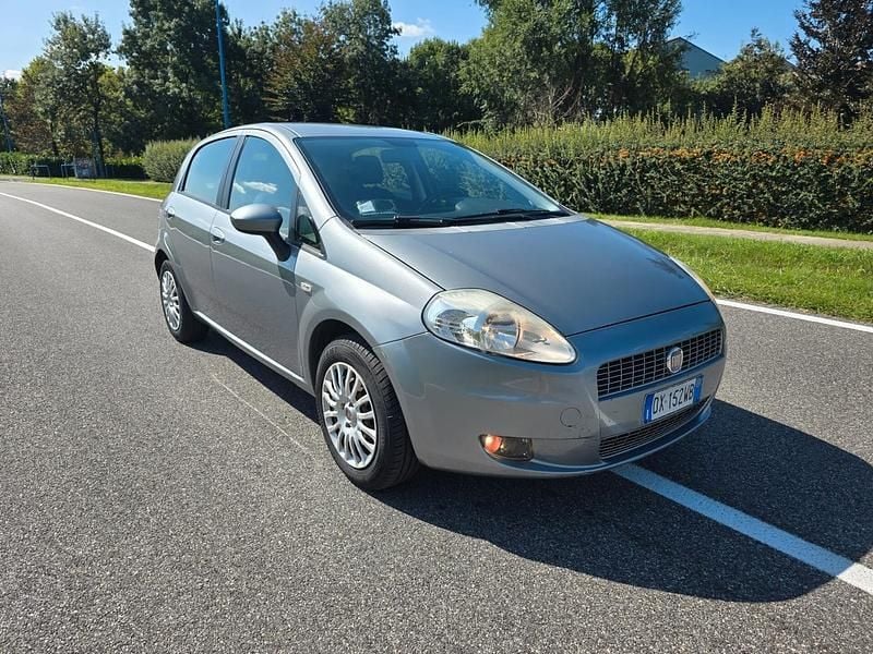 Grigio Usata 2010 Fiat Grande Punto Due volumi | 2750 € (Buon prezzo) - Immagine 1/4