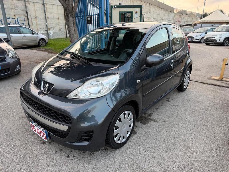 Usata Peugeot 107 68 CV (50 kW) 2010 Grigio Utilitaria
