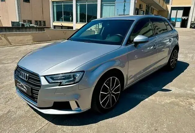 Käytetty Audi A3 Sport 116 HP (85 kW) 2018 Hopea Sedan