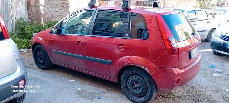 Rosso Usata 2006 Ford Fiesta Due volumi | 1800 € (Buon prezzo) - Immagine 1/4