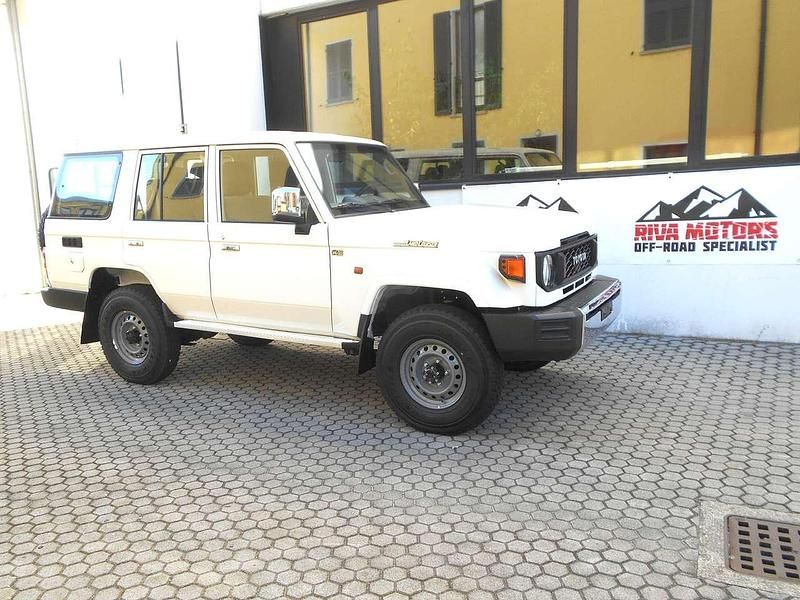 Neu Toyota Land Cruiser 231 PS (169 kW) 2026 Weiß SUV