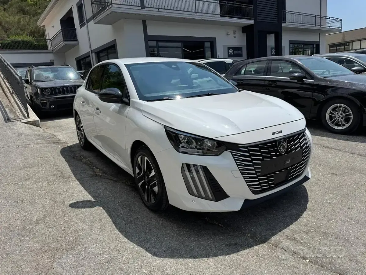 Usata Peugeot 208 Allure 101 CV (74 kW) 2025 Bianco Utilitaria