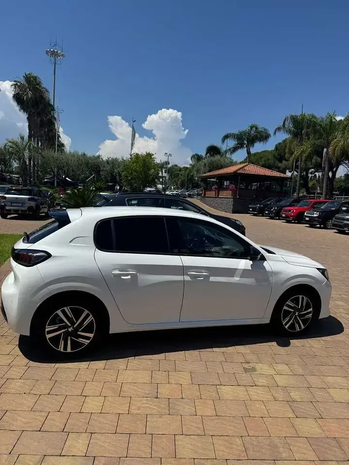 Usata Peugeot 208 Allure 101 CV (74 kW) 2022 Bianco Utilitaria