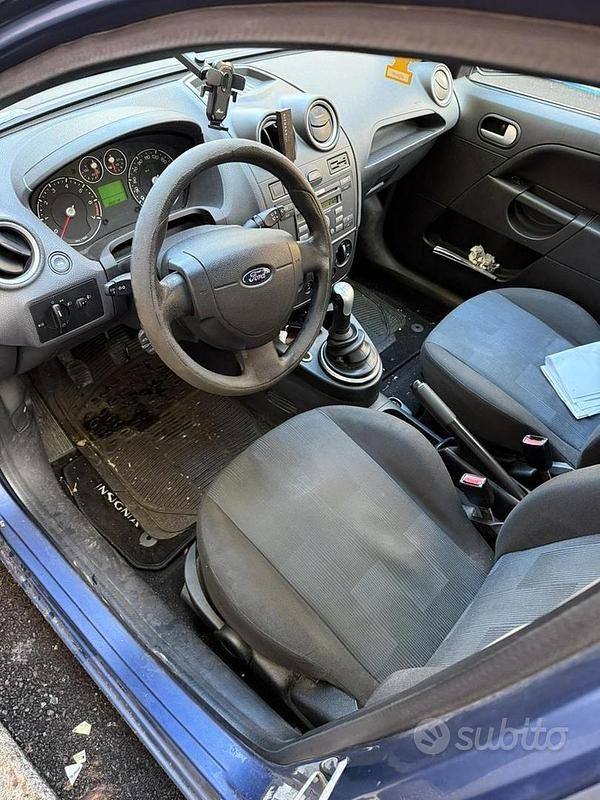 Usado Ford Fiesta 75 HP (55 kW) 2006 Azul Citadino