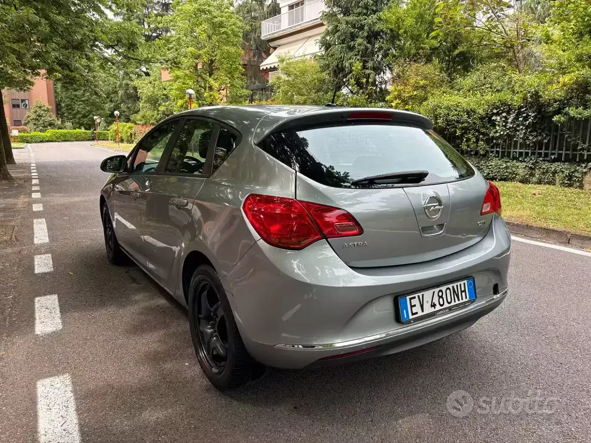 Usata Opel Astra Cosmo 110 CV (80 kW) 2014 Grigio Berlina