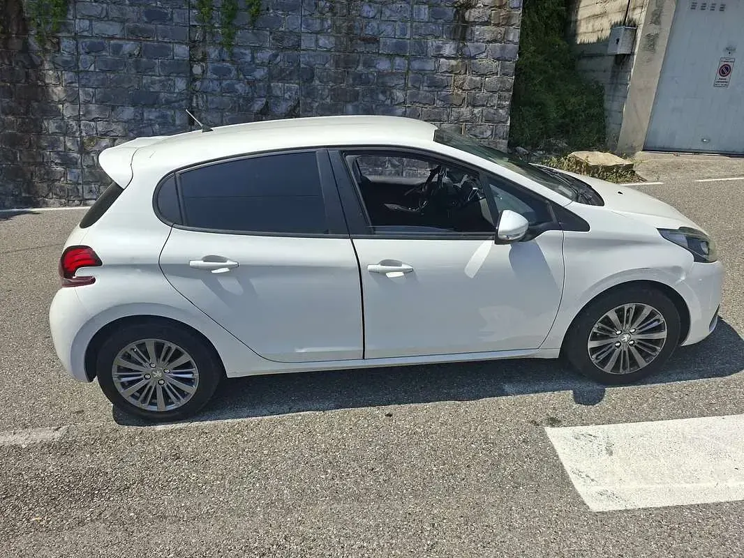 Usata Peugeot 208 Active 82 CV (60 kW) 2016 Utilitaria