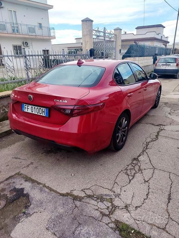 Usata Alfa Romeo Giulia 150 CV (110 kW) 2016 Rosso Berlina