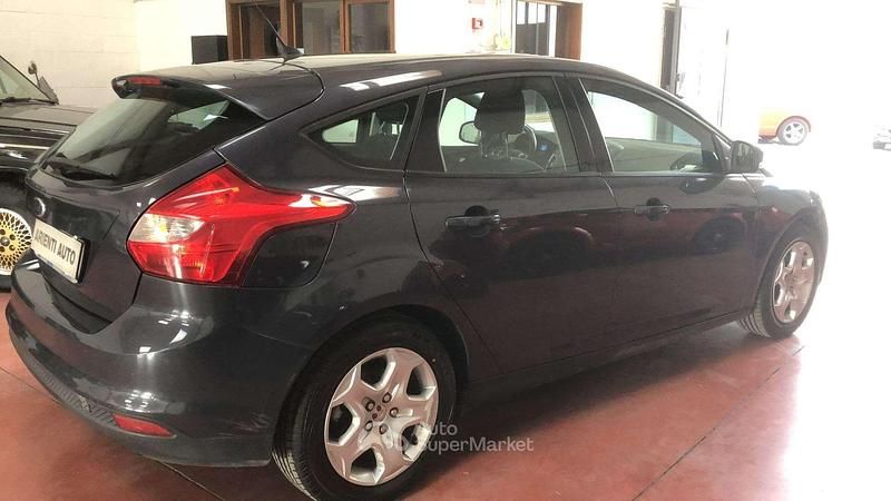 Usata Ford Focus 120 CV (88 kW) 2012 Grigio Berlina