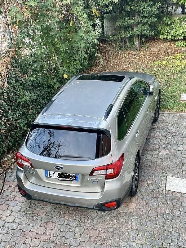 Usata Subaru Outback Trend 150 CV (110 kW) 2015 Oro SUV