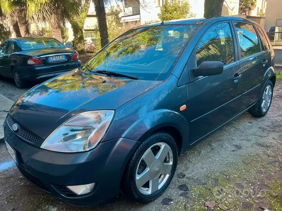 Usata Ford Fiesta 75 CV (55 kW) 2004 Marrone Utilitaria