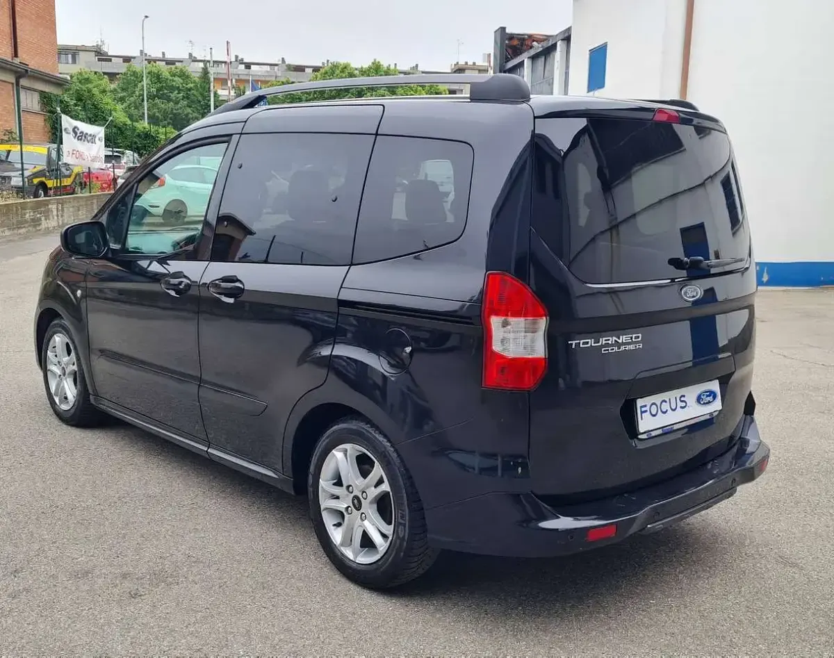 Usata Ford Courier Titanium 99 CV (72 kW) 2019 Nero Monovolume
