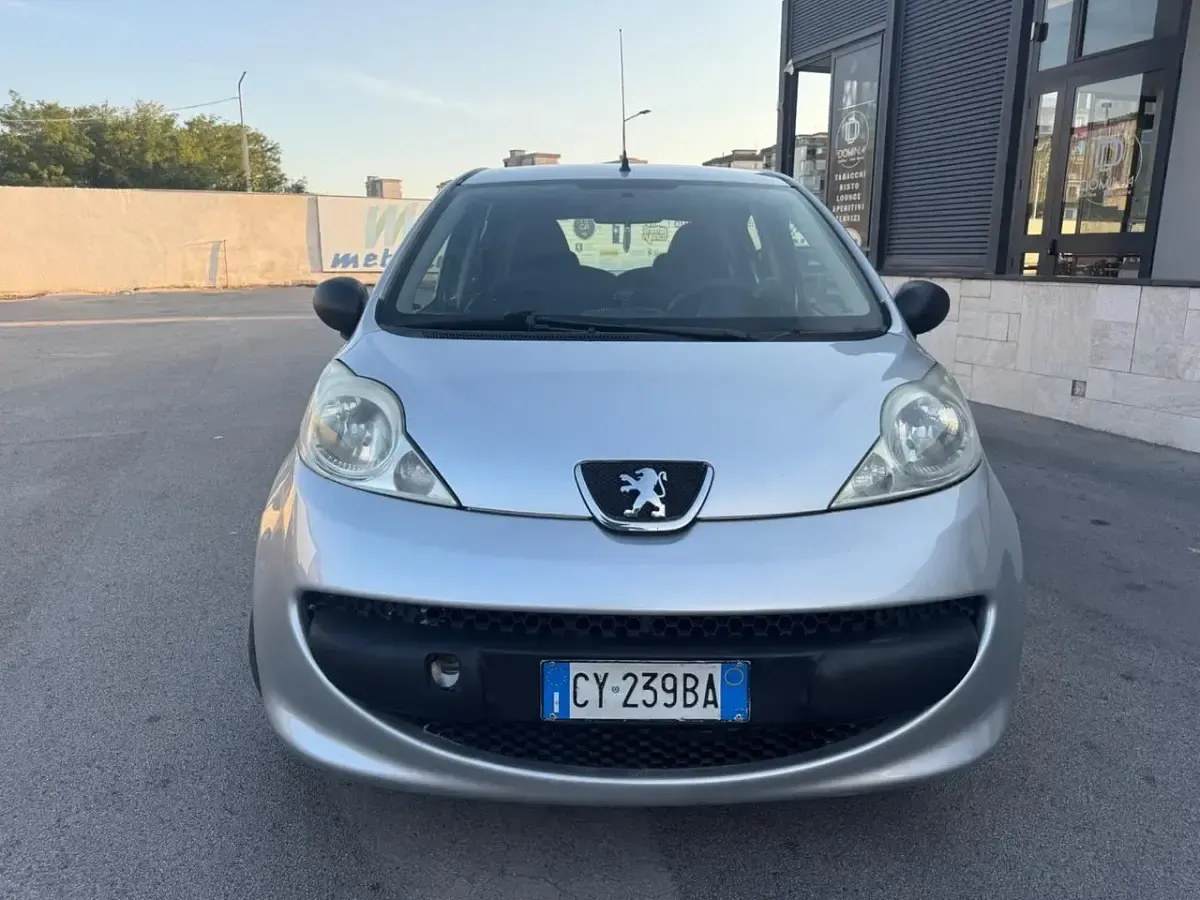 Usata Peugeot 107 68 CV (50 kW) 2005 Argento Utilitaria