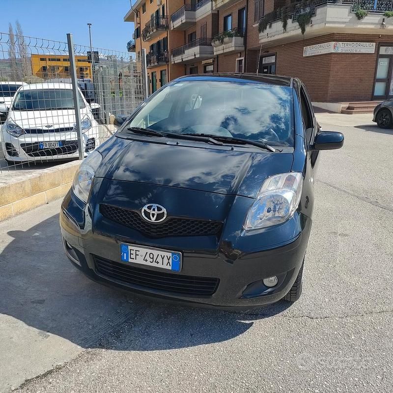 Usata Toyota Yaris Sol 69 CV (50 kW) 2011 Nero Berlina