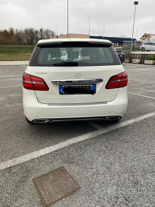 Usata Mercedes B180 109 CV (80 kW) 2018 Bianco Utilitaria