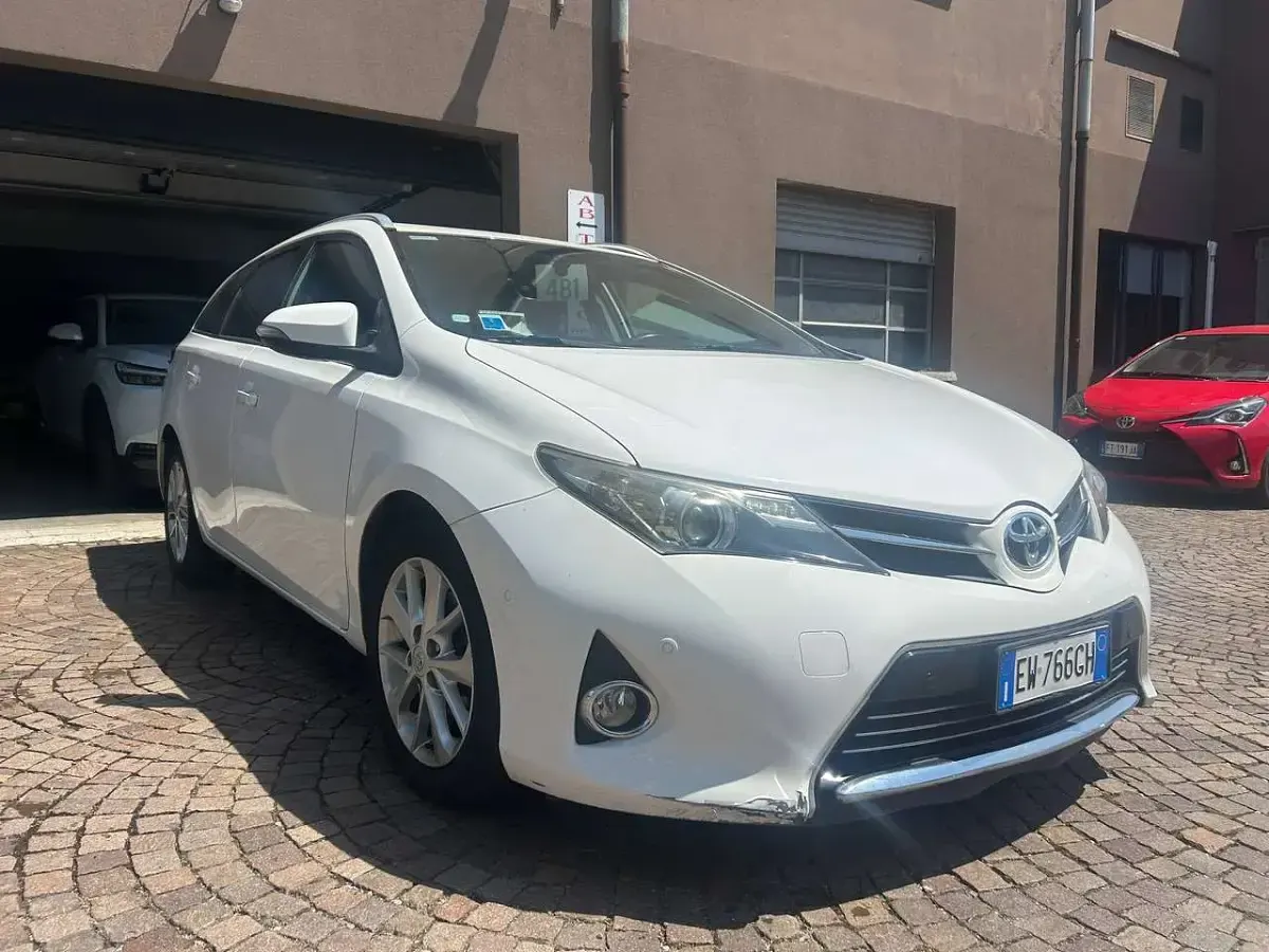 Usata Toyota Auris Lounge 90 CV (66 kW) 2014 Bianco Station wagon